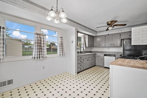 2439 Alvina Ave, Milwaukee, WI 53221-4944