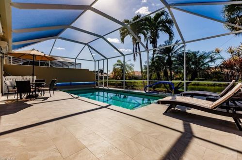 4353 Montalvo Ct, Naples FL  34109-1374 exterior