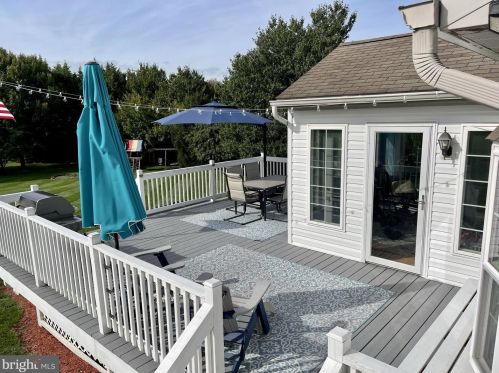 12 Bittersweet Dr, Cochranville PA  19330-1406 exterior