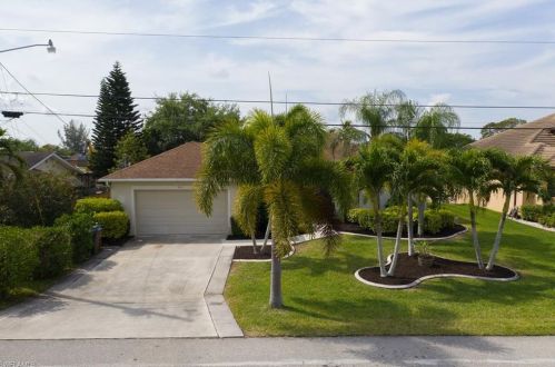 414 30th Ter, Cape Coral, FL 33904-3489