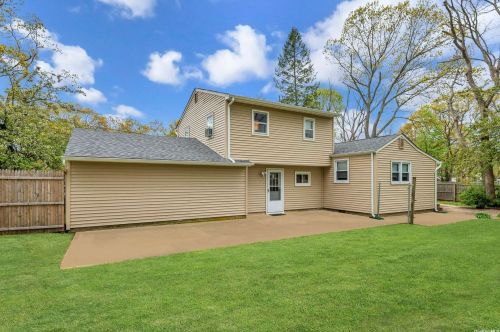 39 Plum St, Central Islip, NY 11722-4320