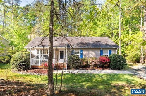 10 Bernardsburg Rd, Bybee, VA 22963-3007