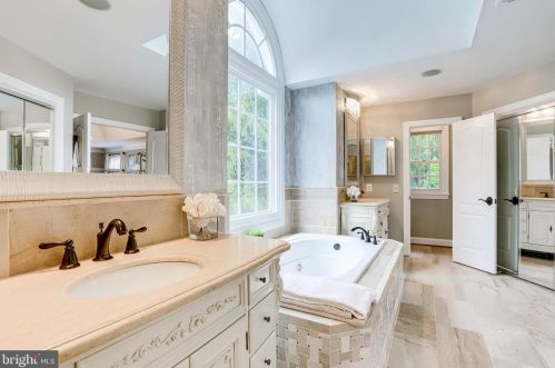 10108 Nedra Dr, Great Falls VA  22066-2835 exterior