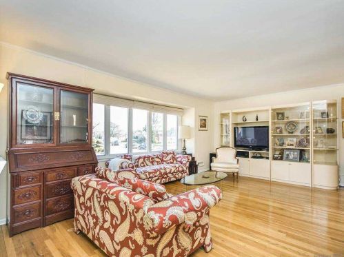 903 Gloucester Ct, Westbury NY  11590-5301 exterior