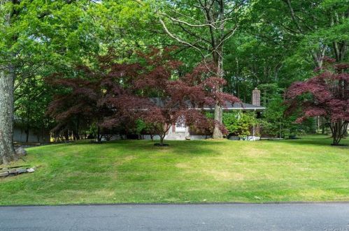 4 Hillside Ter, Airmont NY  10901-2105 exterior