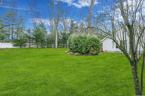 22 Stonywell Ct, Huntington Station NY  11746-5423 exterior