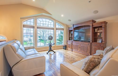15 Dolphin Ln, West Islip, NY 11795-5017