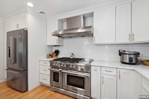 1 Springwood Ter, Kinnelon NJ  07405-2166 exterior