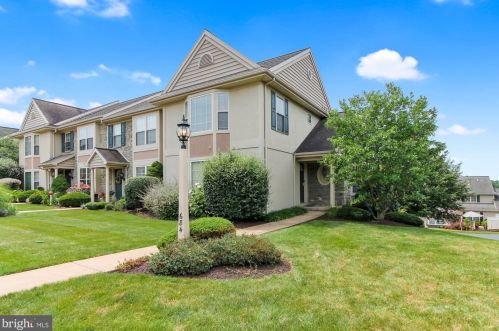 684 Royal View Dr, Lancaster, PA 17601-2870