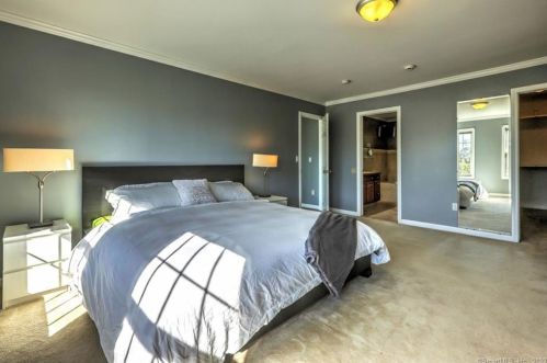 2 Dogwood Ln, Wallingford CT 06492-1953 exterior