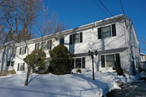 18 Lake Ave, Hillburn NY  10931-9002 exterior
