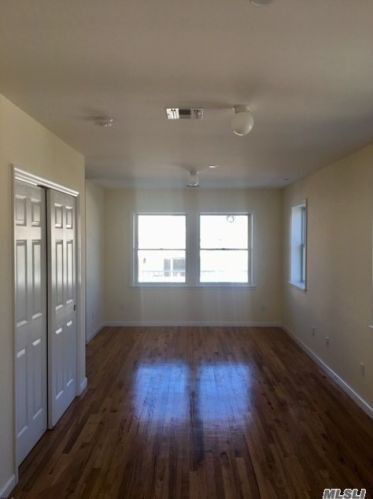 14 8th Rd, Far Rockaway, NY 11693-1012