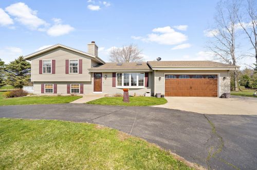 1625 51st St, Caledonia, WI 53108-9777