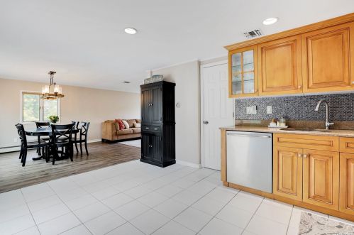 6 Hayuta Ct, Holtsville NY  11742-1206 exterior