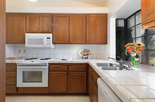 911 Concord Ct, Vista CA  92081-8925 exterior