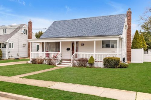 90 Windhorst Ave, Bethpage, NY 11714-4929