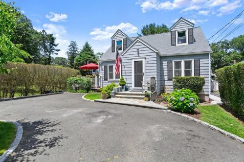 89 Twitchgrass Rd, Bridgeport, CT 06611-4656