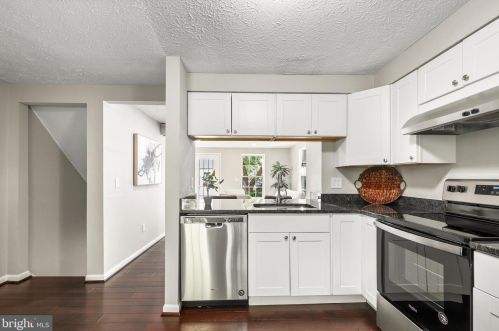 1937 Belmont Ridge Ct, Herndon VA  20191-5446 exterior