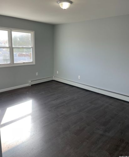 8 Harmony Ln, Westbury NY  11590-6517 exterior