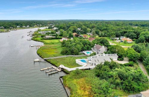 5 Convent Ln, Center Moriches, NY 11934-3200