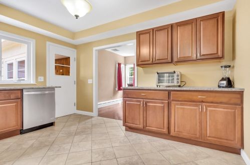 30 Kinnicutt Rd, Worcester MA 01602-1546 exterior