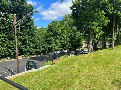 5 Oakdale Mnr, Airmont NY  10901-5708 exterior