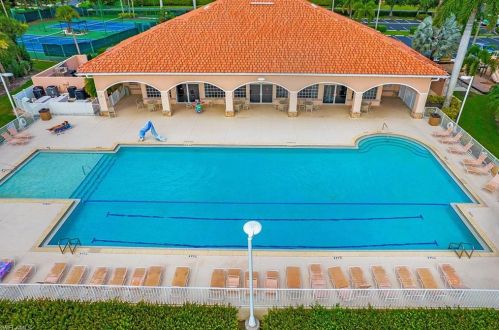 7579 Berkshire Pines Dr, Naples FL  34104-9445 exterior