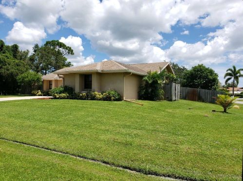 715 Ablett Ln, Fort Pierce, FL 34984-5203