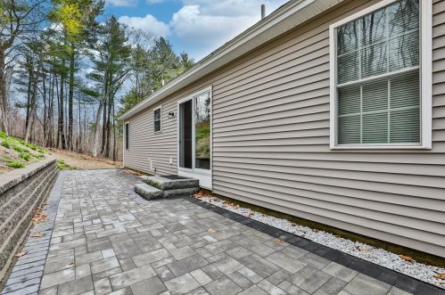 18 Pillsbury Rd, Londonderry NH  03053-2925 exterior