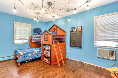 6 Stuart Ct, Huntington Station NY  11746-4237 exterior