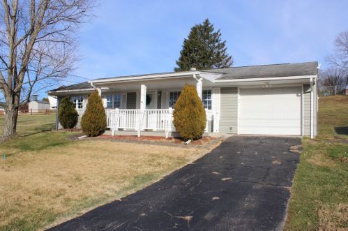 1 Nancy Dr, Jeannette, PA 15644-1040