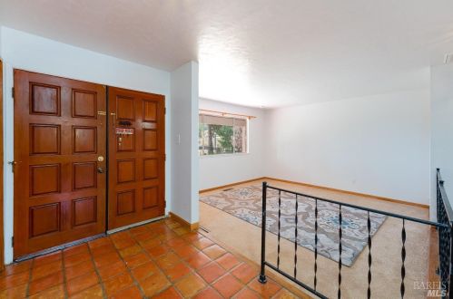 220 Gobalet Ln, Ukiah, CA 95482-6908