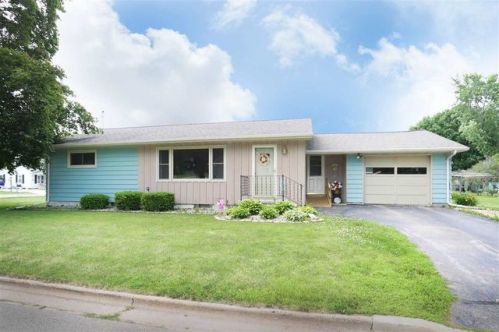 389 Center St, Manawa, WI 54949-9783