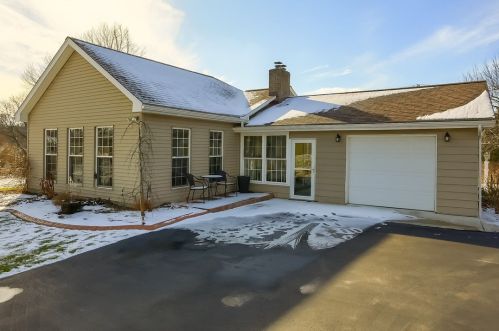 620 Hickory Dr, New Castle, PA 16101-2724