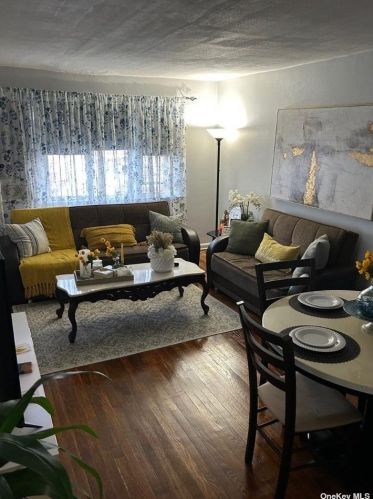 137-16 Whitelaw St, Jamaica, NY 11417-2720