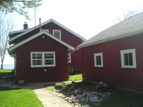 4946 Island View Dr, Oshkosh, WI 54901-1360