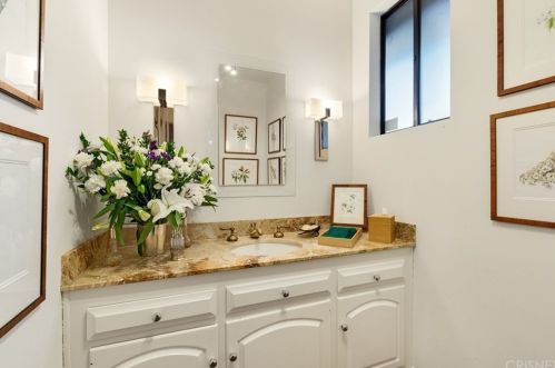 5242 Amestoy Ave, Van Nuys CA 91406-2112 exterior