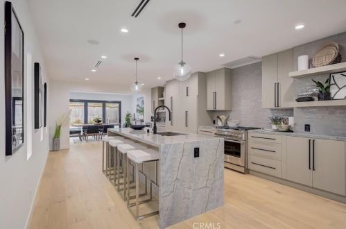 16627 Gilmore St, Van Nuys CA  91406-5610 exterior