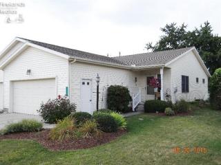 1119 Meadowlawn Dr, Sandusky, OH 44870-5648