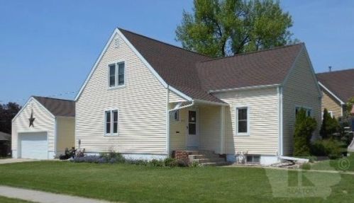 1014 12th St, Eldora, IA 50627-1350