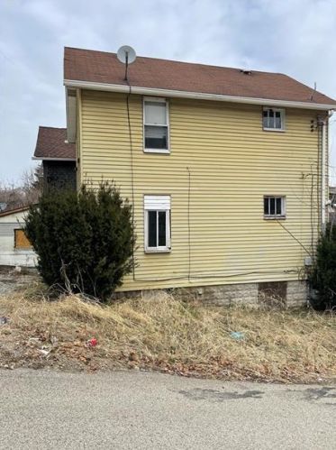 1824 Butler St, Mckeesport PA  15132-4558 exterior