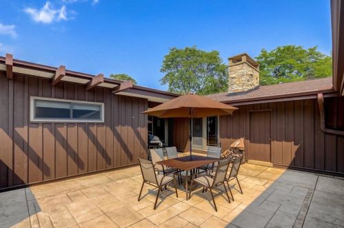 5237 20th St, Milwaukee WI 53233-2548 exterior