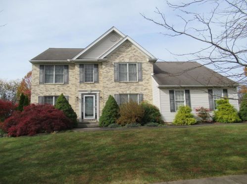 2301 Goldenrod Dr, Macungie, PA 18062-8957