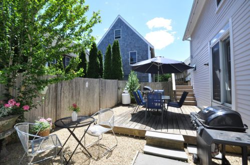 28 Narragansett Ave, Marthas Vineyard MA 02539-4428 exterior