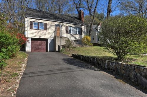 70 Woodbine Cir, Bridgeport, CT 06606-1930