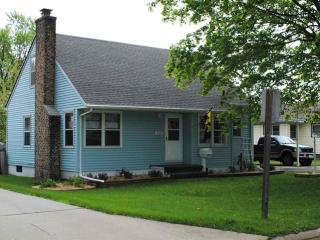 515 Ardmore St, Waterloo, IA 50701-1938