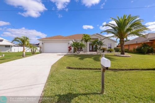 6445 Faye St, Fort Pierce, FL 34986-3758