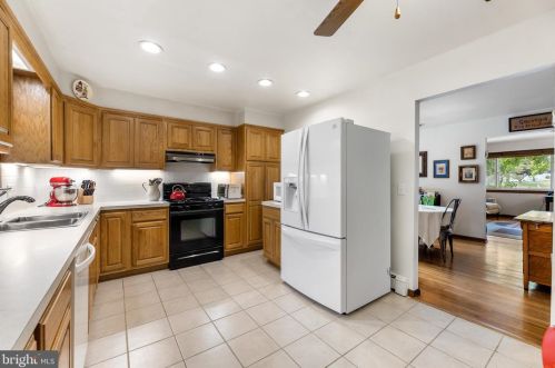 40 Wesleyan Dr, Trenton NJ  08690-1945 exterior