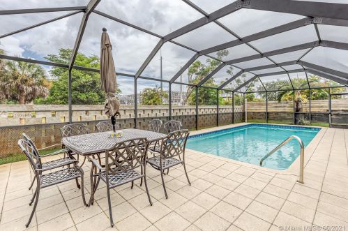 7440 Twin Sabal Dr, Hialeah FL  33014-2529 exterior