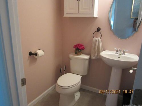 48 Jones Rd, Wallingford CT  06492-4325 exterior